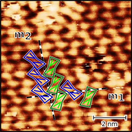 STM-Bild von Theobroomin auf Gold Ein durch ein Rastertunnelmikroskop aufgenommenes Bild des Moleküls Theobromin, das sich in einer Zick-Zack-Anordnung auf einer Gold-Oberfläche anordnet.