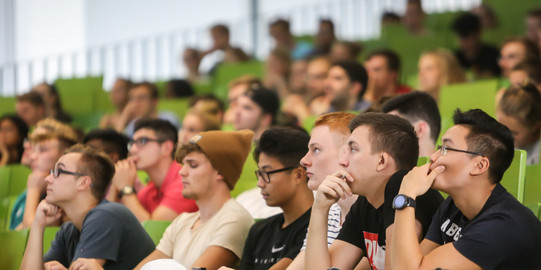Studierende im Hörsaal Studierende sitzen in einer Vorlesung im Hörsaal.