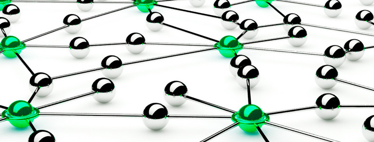 Kopfbild Vernetzung Silberne und hellgrüne Kugeln auf einem weißen Untergrund sind mit silbernen Fäden verbunden